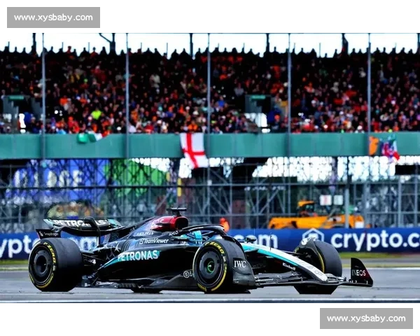 轮胎与对手的双重绞杀：拉塞尔与工程师的赛道突围战